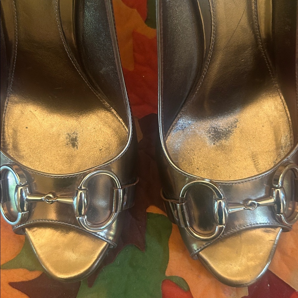 Gucci Metallic Mirror Gold Horse Bit Peep Toe Heels size 7.5 - Picture 4 of 17